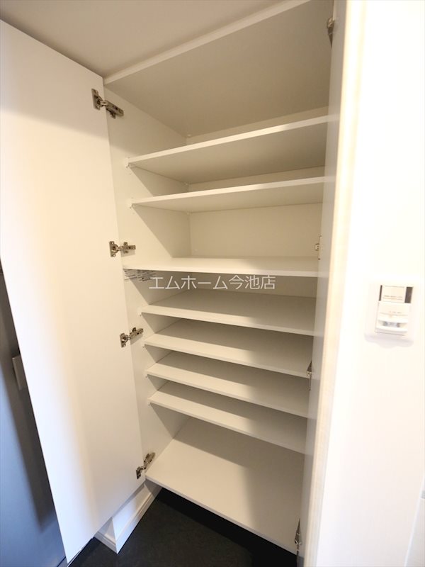 玄関　玄関　シューズボックス完備