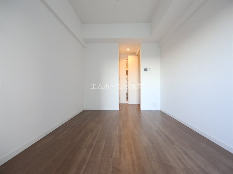 居室・リビング　洋室8.5帖　エアコン付　収納充実しています