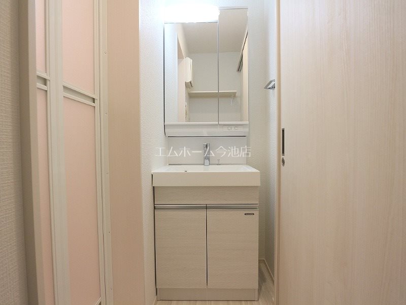 洗面設備　脱衣所　独立洗面台（シャンプードレッサー付）