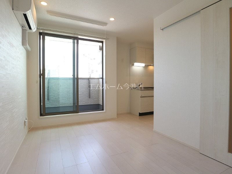 居室・リビング　LDK8.3帖　エアコン付　バルコニーに面しています