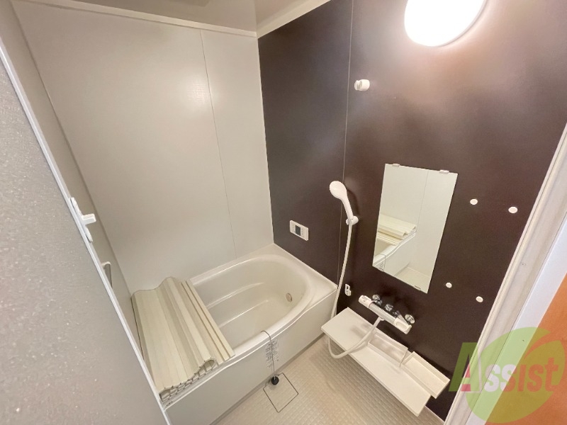 バス・シャワールーム　浴槽付きのお風呂です。ここで一日の疲れを癒しましょう。