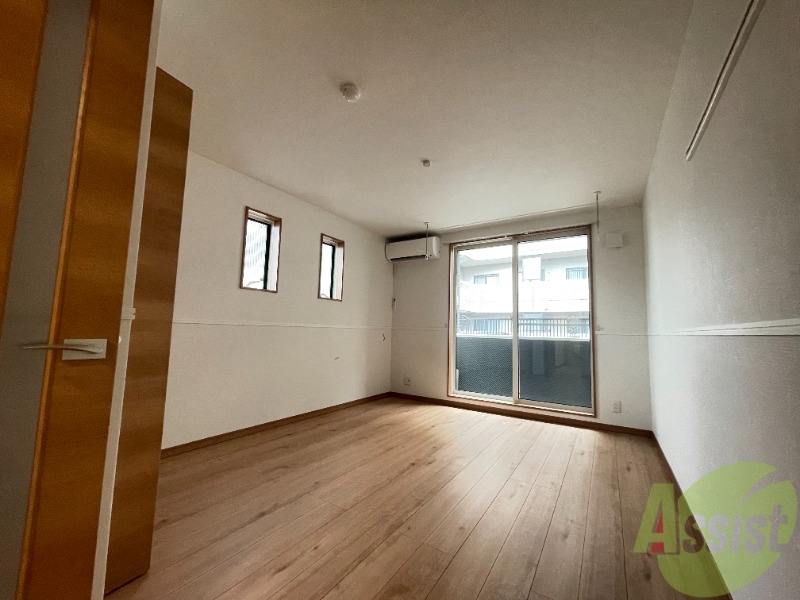 居室・リビング　南向きの大きめの窓から日差しがたっぷり入る明るいお部屋です。