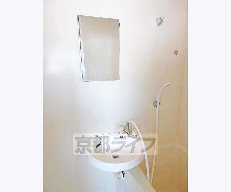 洗面設備　鏡ついてます・