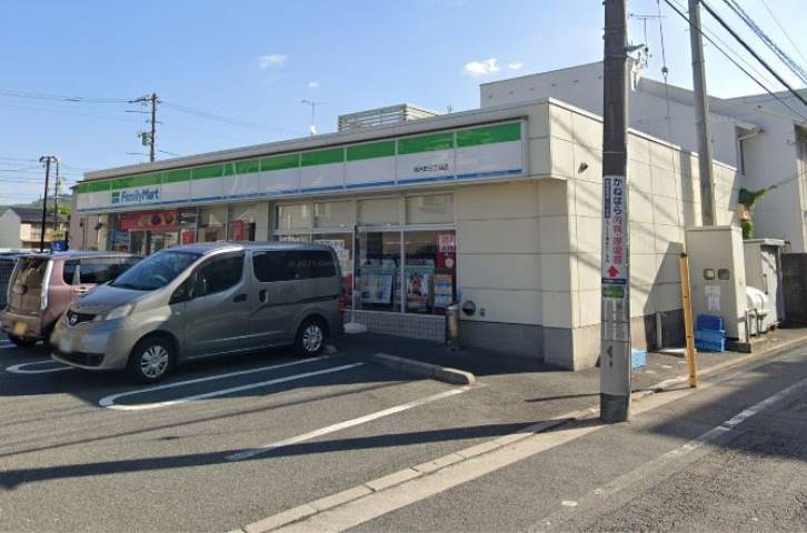 コンビニ　ファミリーマート楠木町三丁目店（コンビニ）まで615m