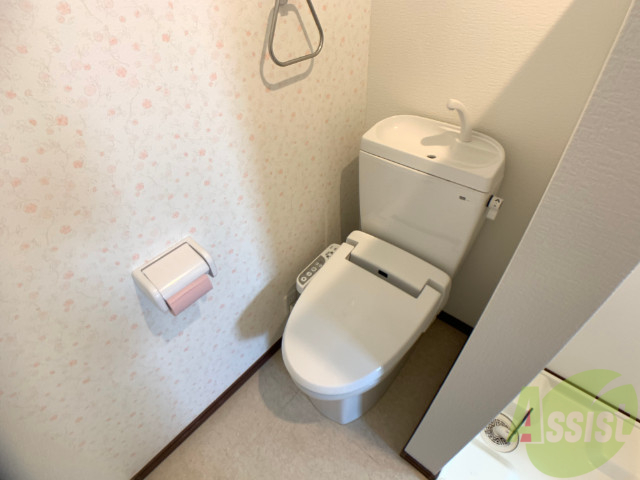 トイレ　ウォッシュレット付きで清潔感のあるトイレですね。