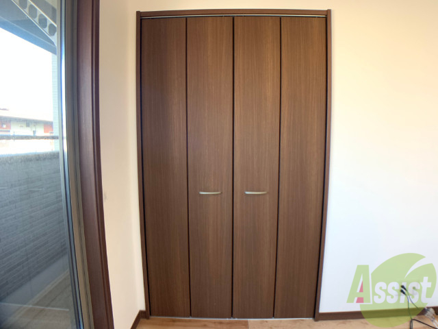 収納　寝室の収納。ここには服をかけたり、荷物が置けたりしますね。