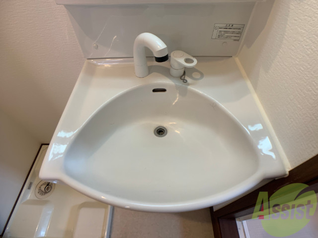 洗面設備　独立洗面台も清潔感があって、使いやすそうな印象を受けました。