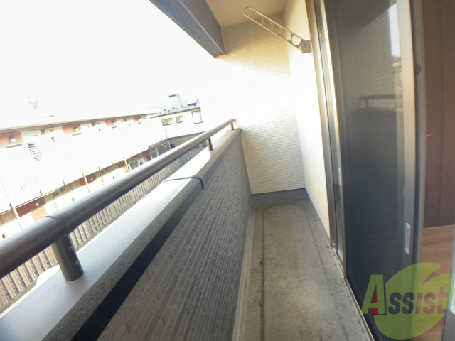 バルコニー　バルコニーは陽当たりがよくお洗濯物もはかどりそうです