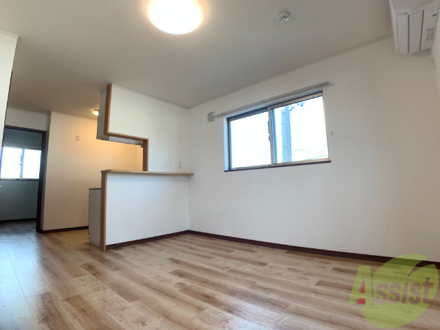 居室・リビング　床木材の色と壁の白のマッチングが良い具合です。