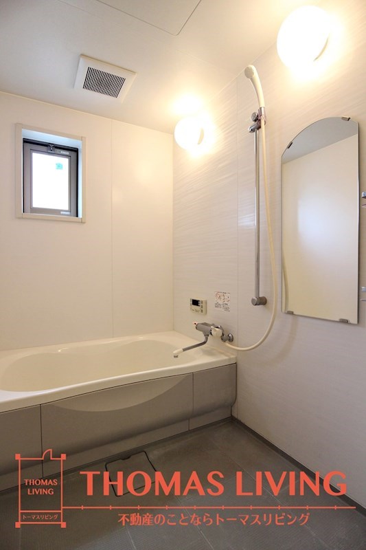 バス・シャワールーム　足の伸ばせる広々浴槽。実際の写真を準備中の為、同じ建物の別室