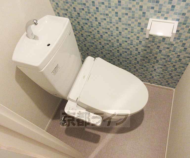 トイレ　嬉しいウォシュレット付き・