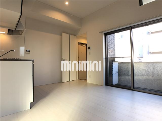 居室・リビング　窓が大きく部屋が明るい