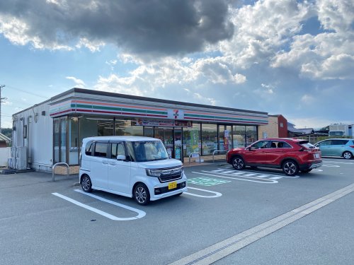 コンビニ　セブンイレブン津市庄田町店（コンビニ）まで513m