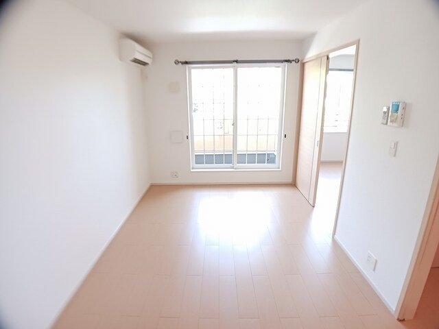 居室・リビング　こちらの居間で趣味の時間をお楽しみください