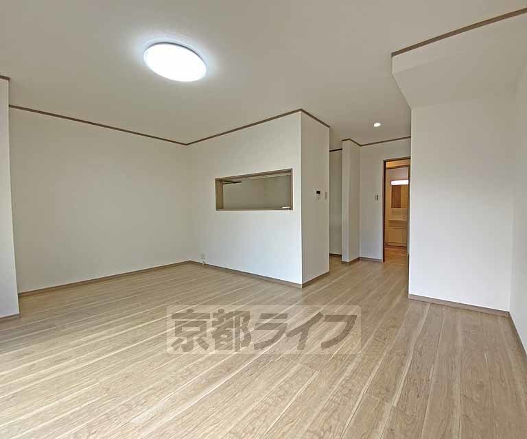 居室・リビング　落ち着いた雰囲気のお部屋です