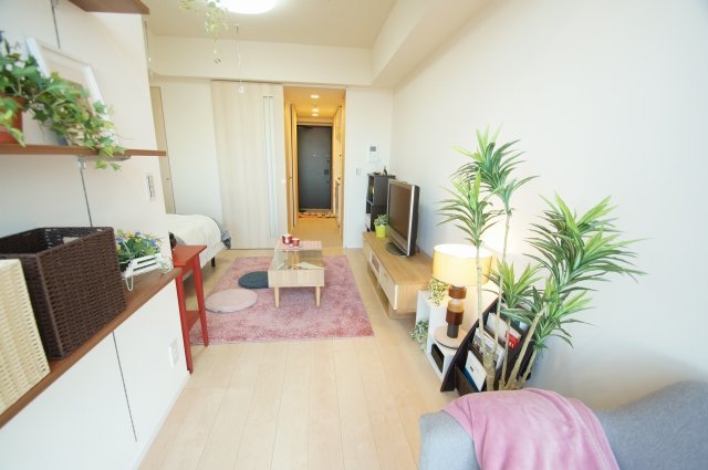 その他部屋・スペース　清潔感溢れる床材を使用した居室です。