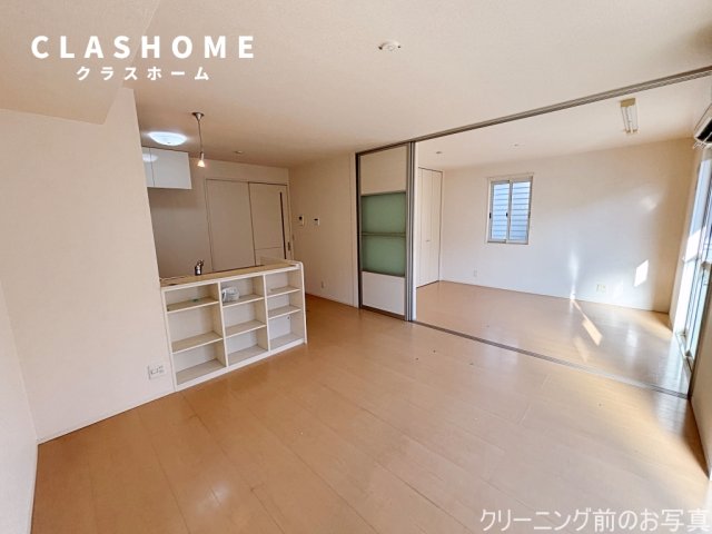 居室・リビング　同物件の別部屋になります。