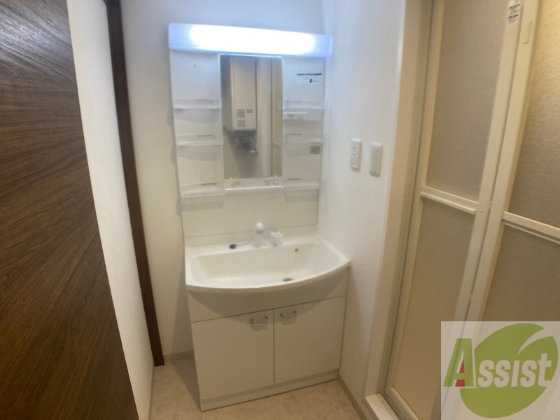 洗面設備　シャンプードレッサー。身支度はここでばっちりですね。