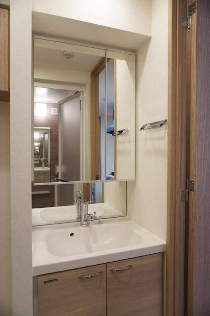 洗面設備　人気な独立洗面台です