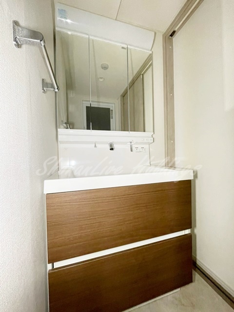 洗面設備　嬉しいシャワー付き洗面化粧台♪