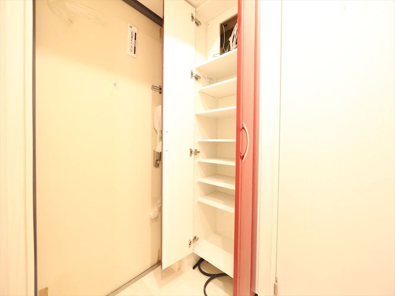 玄関　玄関　シューズボックス付（収納充実してます）