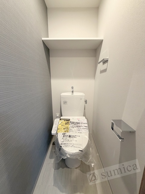 トイレ　人気アイテムの温水洗浄便座。清潔感のあるトイレです。