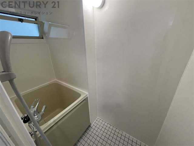 バス・シャワールーム　浴室に窓あり！