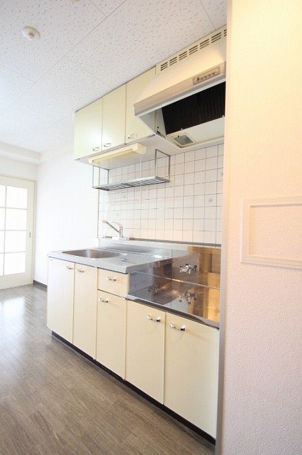 キッチン　同物件別号室のものです。