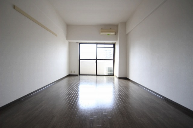 居室・リビング　同物件別号室のものです。