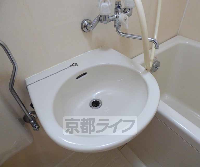 洗面設備　綺麗な洗面台です。