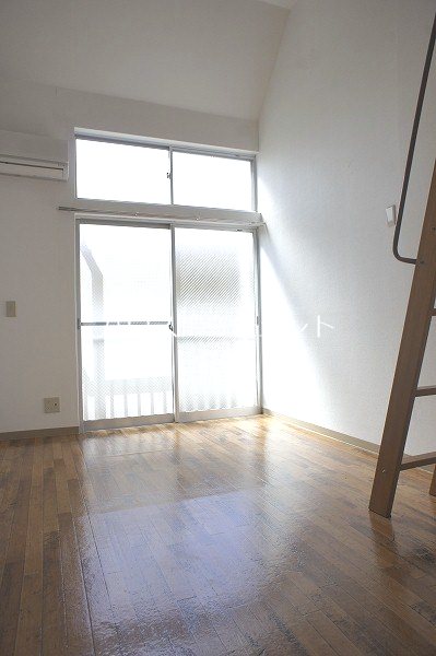 居室・リビング　ロフト付きのキレイな洋室です