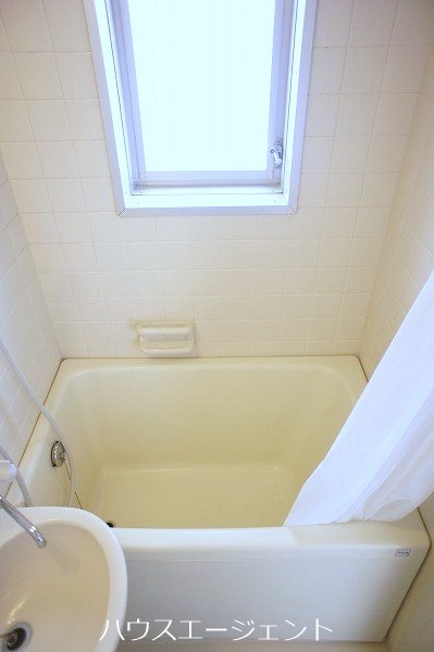 バス・シャワールーム　きれいなユニットバスです。窓があるのもいいですね