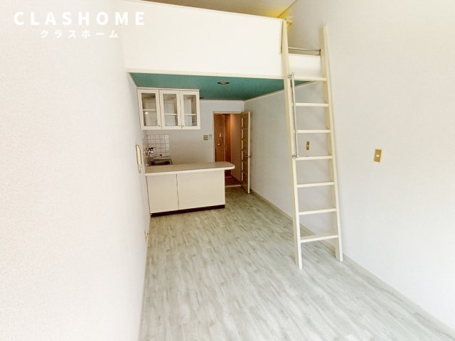 居室・リビング　同物件の別部屋になります。