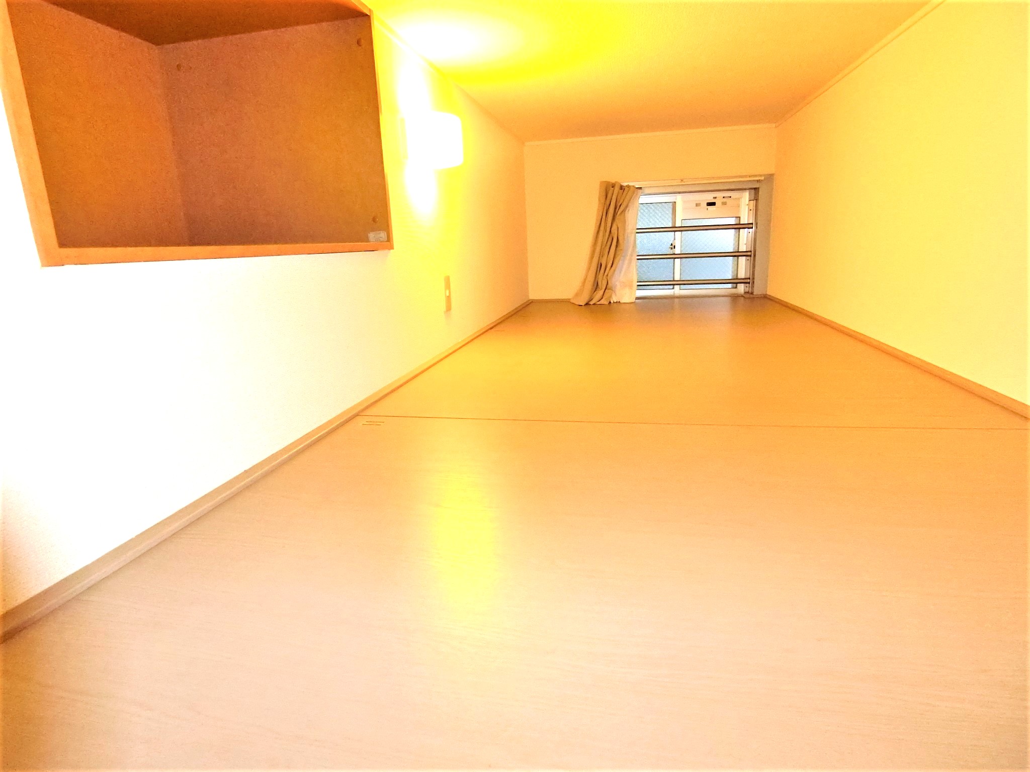 その他部屋・スペース　上部のベッドスペースとテレビ置場と窓・照明があります☆