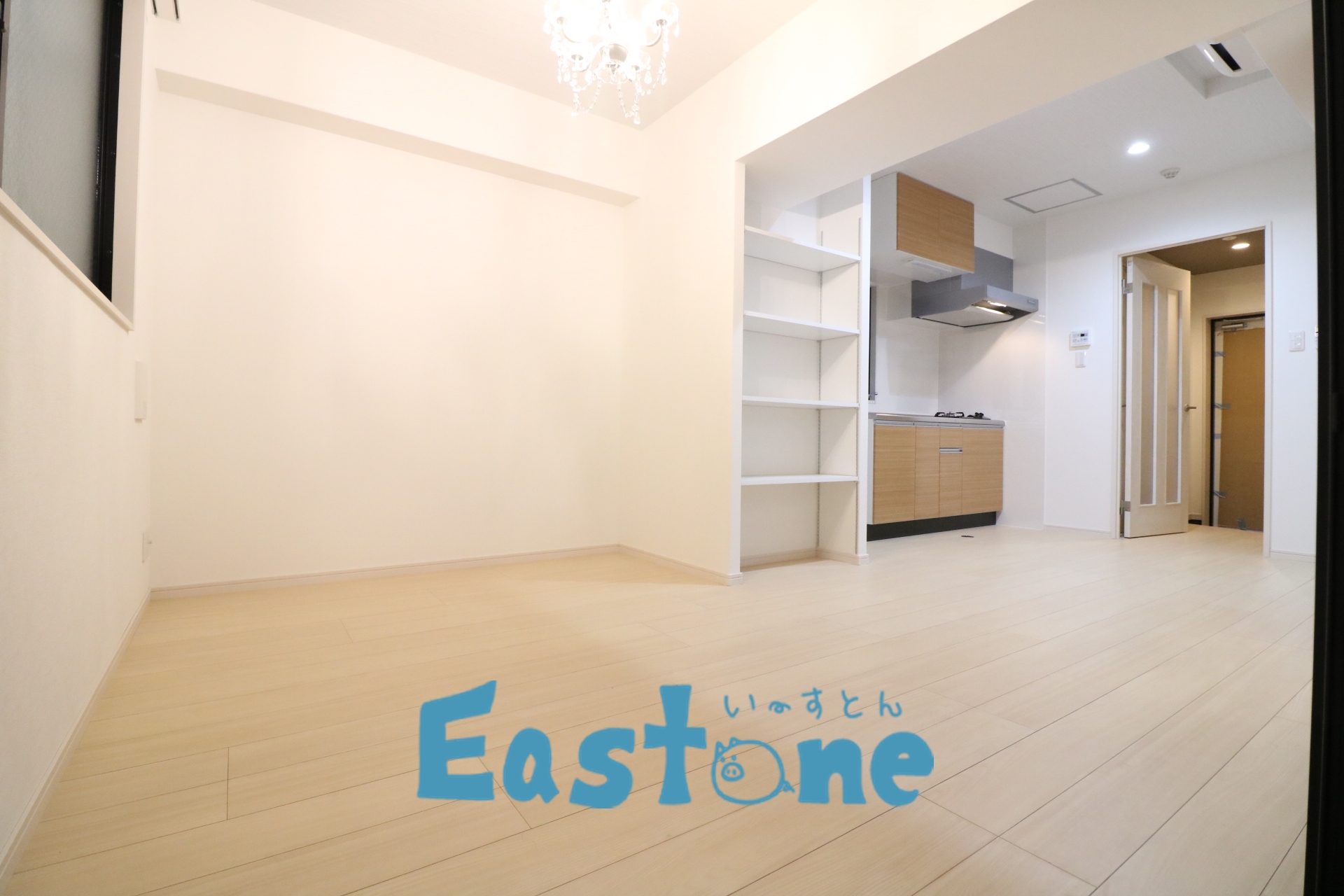 居室・リビング　家電家具が映える白を基調としたお部屋