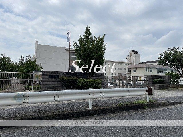 中学校　横浜市立岩井原中学校（中学校）まで555m