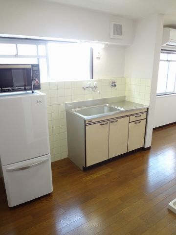 キッチン　洗濯機、冷蔵庫、電子レンジが設備です。
