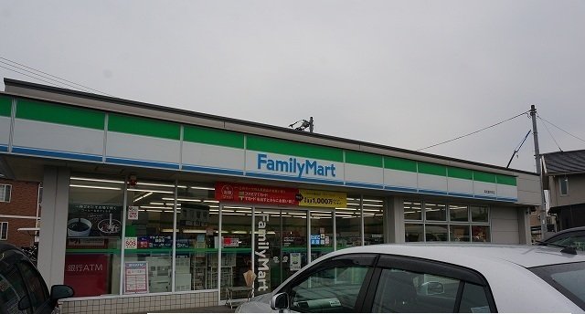 コンビニ　ファミリーマートさん（コンビニ）まで500m