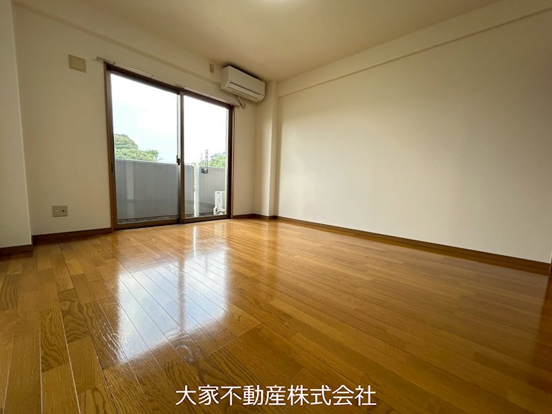 居室・リビング　※別部屋写真の為イメージ。左右反転タイプです。