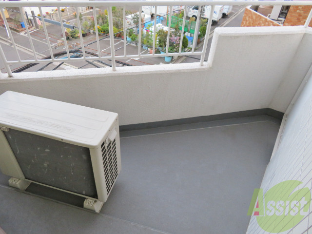 バルコニー　バルコニーは洗濯物を干すスペースが確保されていました。