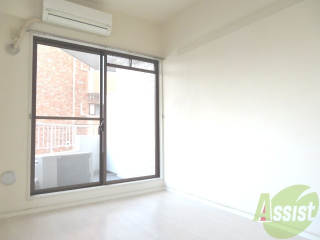 居室・リビング　リビングはこんな感じです。窓が大きくてよく陽が入ってきます。