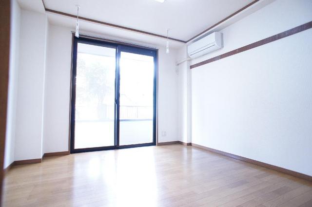 居室・リビング　日当たり良好で６．５帖の洋室スペース