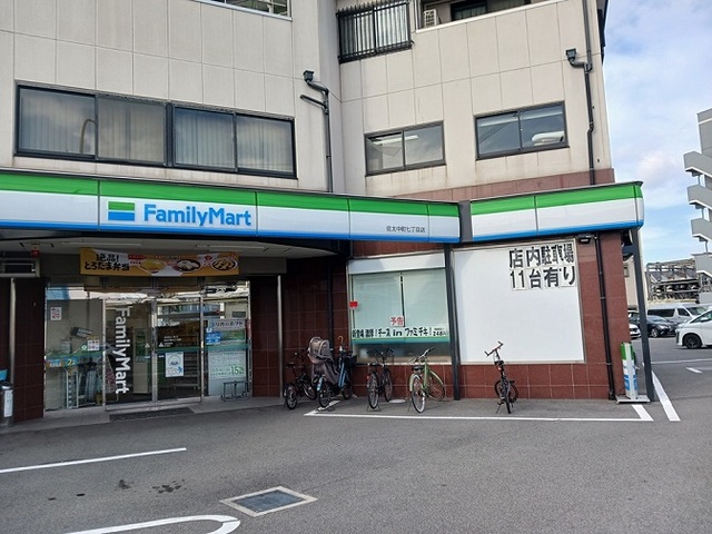 コンビニ　ファミリーマート様（コンビニ）まで300m