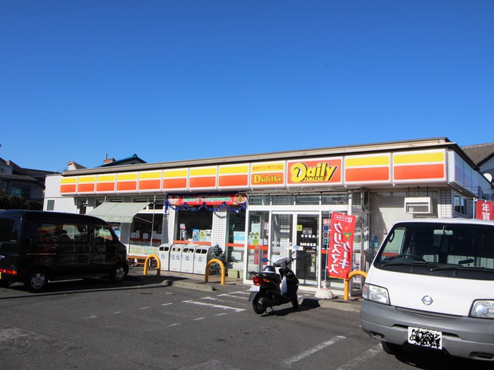 コンビニ　デイリーヤマザキ（コンビニ）まで700m