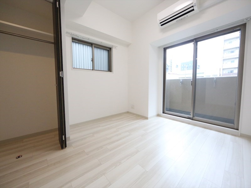 居室・リビング　洋室7帖　2面採光　エアコン付　クローゼット付　バルコニー