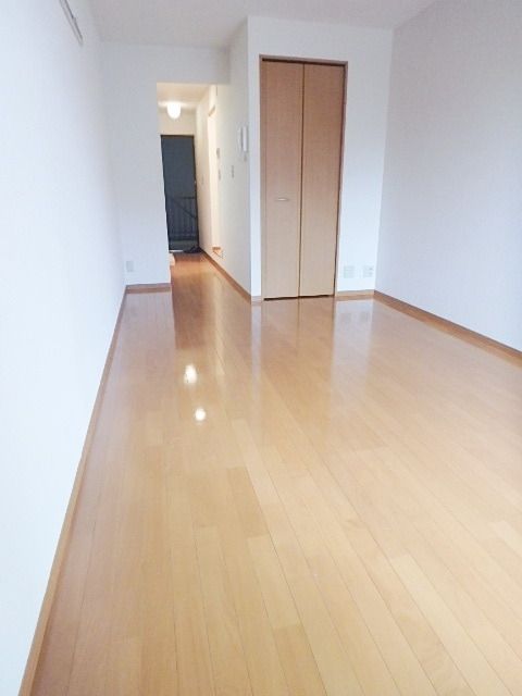 居室・リビング　シンプルな形のお部屋です