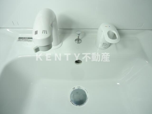 洗面設備　明るい洗面所です