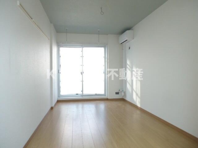 居室・リビング　こちらの居間で趣味の時間をお楽しみください