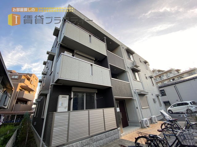 建物外観　ツートンカラーでおしゃれな外観です。