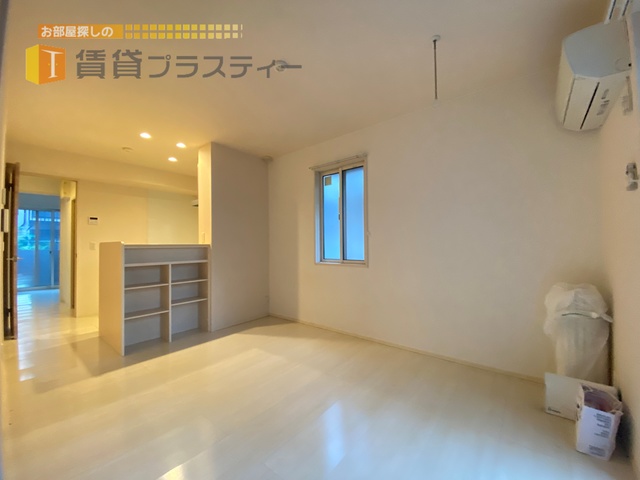 居室・リビング　白を基調にしたオシャレなリビングです。